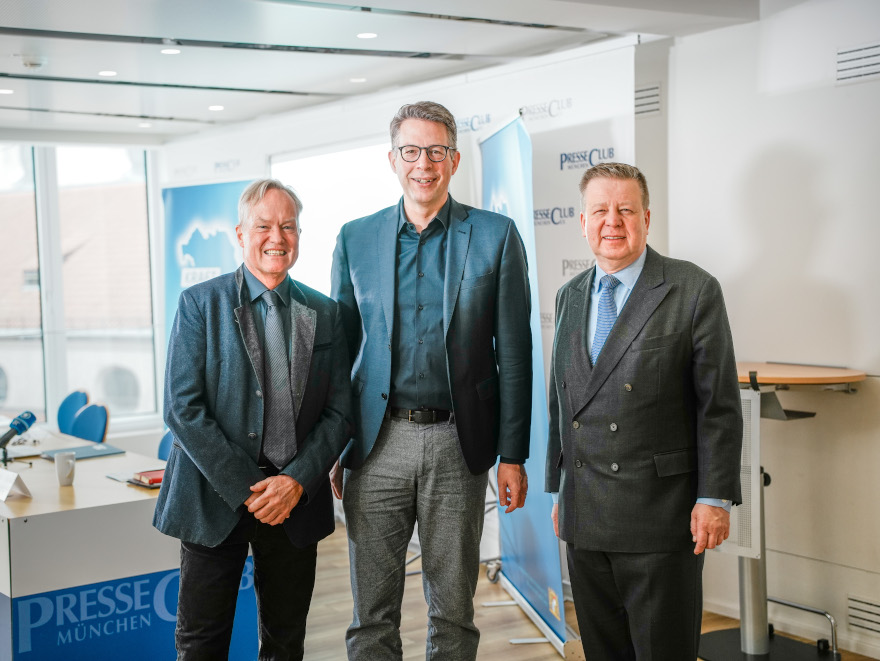 Kunstminister Blume mit Robert Brannekämper, MdL und Prof. Mathias Pfeil im Münchner PresseClub (© StMWK/Axel König)